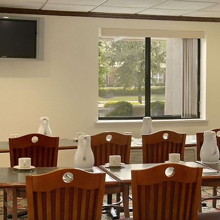Baymont By Wyndham Arlington At Six Flags Dr Hotel Restaurant photo