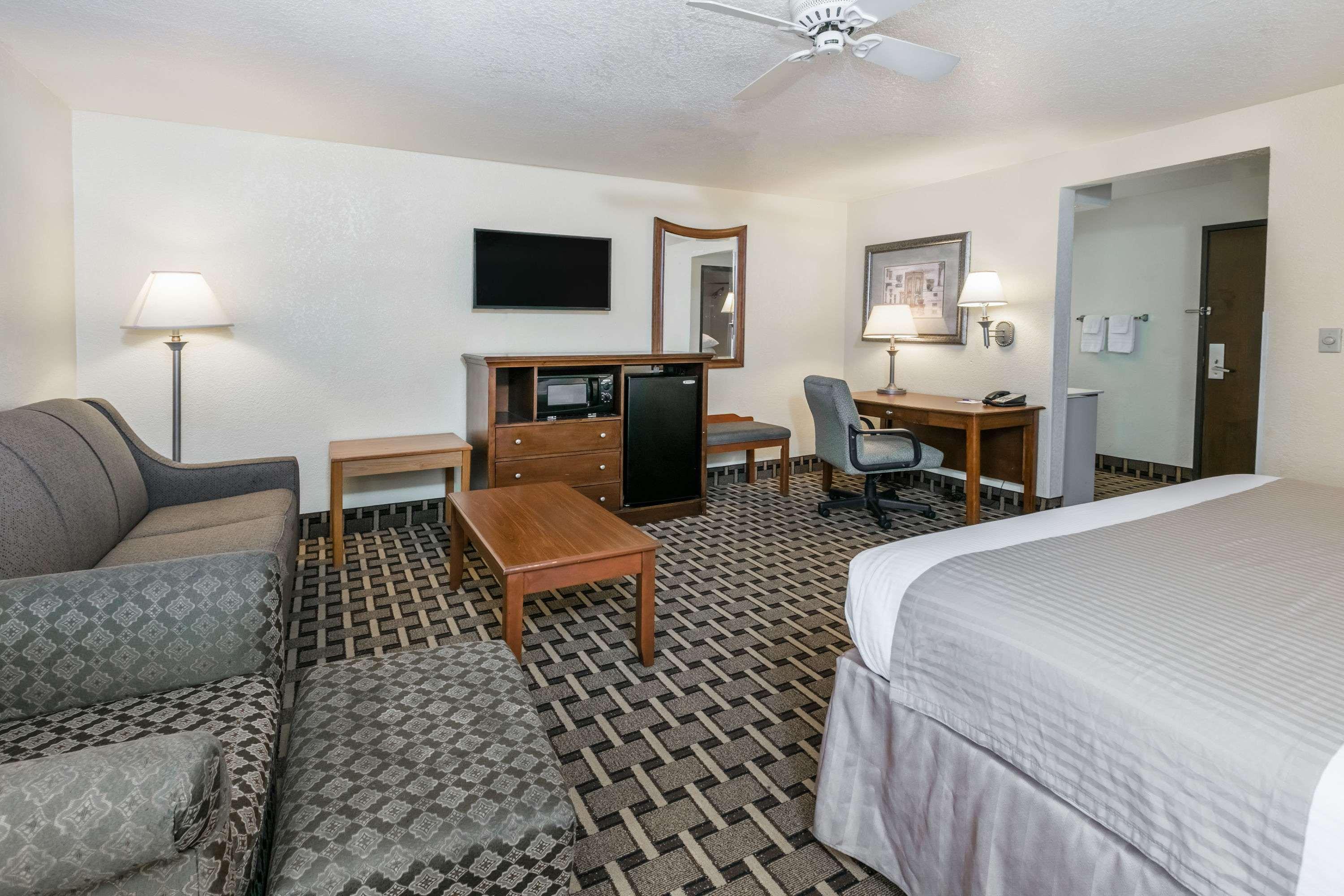 Baymont By Wyndham Arlington At Six Flags Dr Hotel Exterior photo