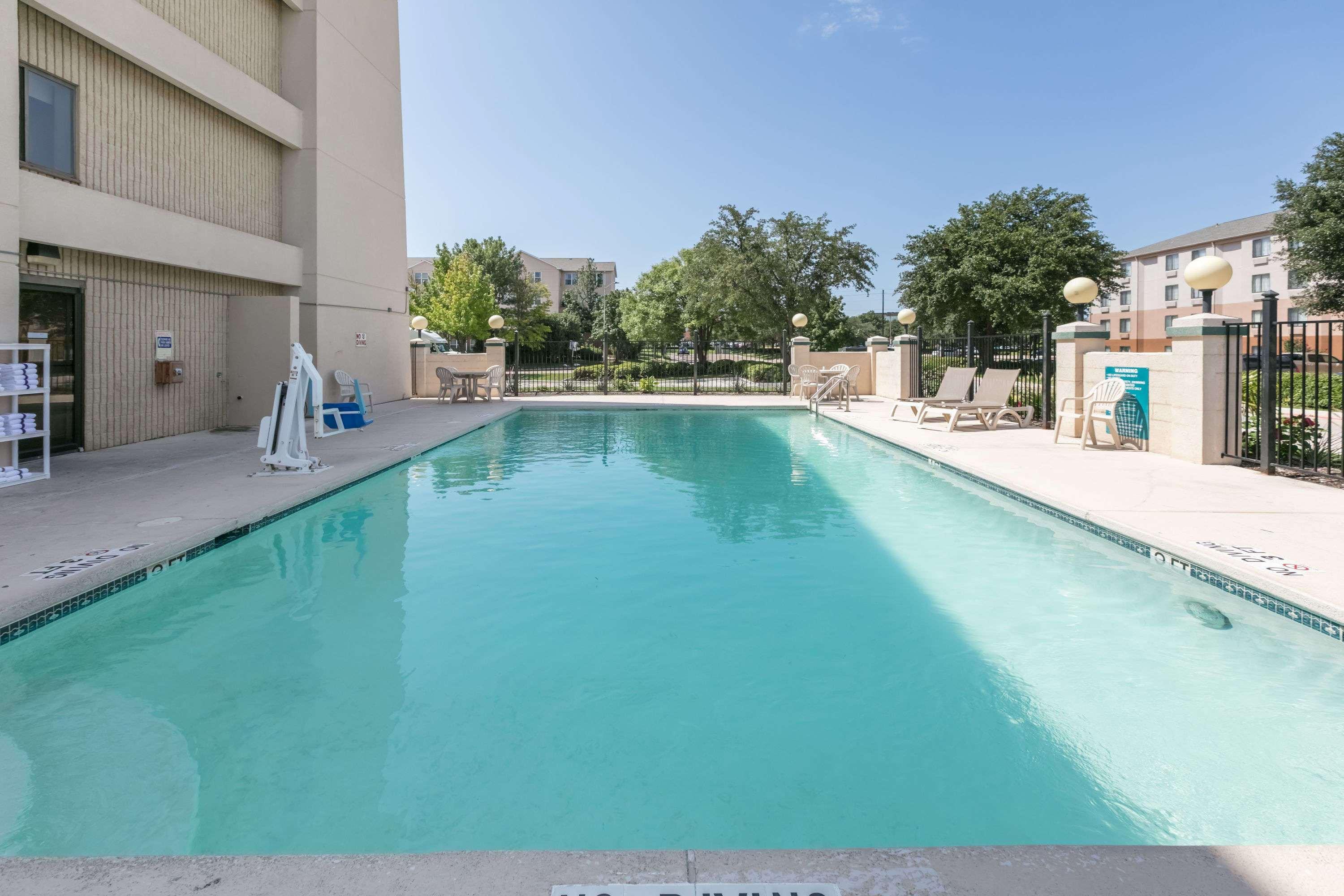 Baymont By Wyndham Arlington At Six Flags Dr Hotel Exterior photo