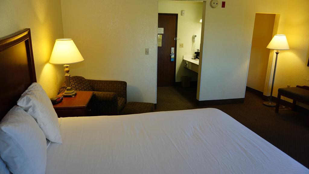 Baymont By Wyndham Arlington At Six Flags Dr Hotel Exterior photo